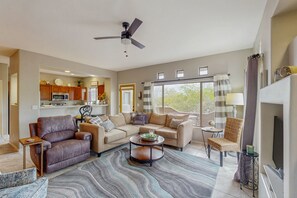 Smart TV, books - Lovely Oro Valley condo with pool, hot tub, grill & fitness room (Oro Valley)