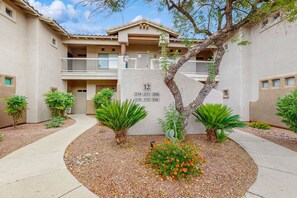 Exterior detail - Lovely Oro Valley condo with pool, hot tub, grill & fitness room (Oro Valley)