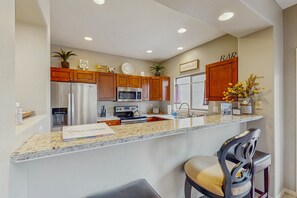 Fridge, microwave, oven, stovetop - Lovely Oro Valley condo with pool, hot tub, grill & fitness room (Oro Valley)