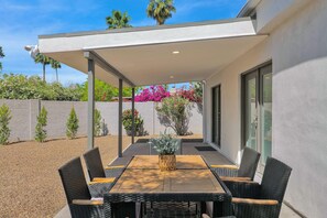 Outdoor dining - Newly renovated, this home offers a modern retreat with amenities (Tempe)