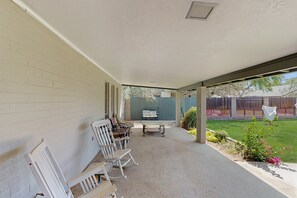 Terrace/patio - Snowbird-friendly downtown home & guest house with patio, grill, office, W/D, AC (Glendale)