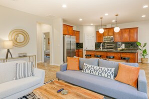 Smart TV, books - Quaint home walking distance to Superbowl with patio, AC, W/D & pool access (Glendale)