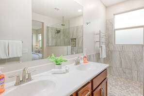 Shower, hair dryer, towels - Quaint home walking distance to Superbowl with patio, AC, W/D & pool access (Glendale)