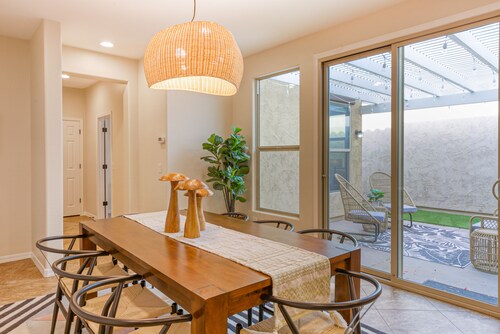 Quaint home walking distance to Superbowl with patio, AC, W/D & pool access