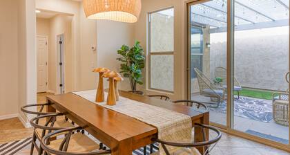 Quaint home walking distance to Superbowl with patio, AC, W/D & pool access