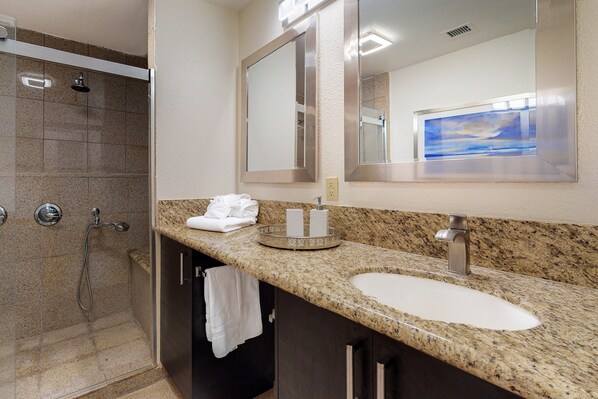 Shower, hair dryer, towels - Beautiful Condo w/ shared pools, less than a mile to downtown (Palm Springs)