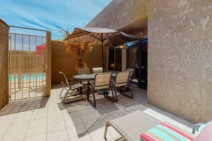 Outdoor dining - Beautiful Condo w/ shared pools, less than a mile to downtown (Palm Springs)