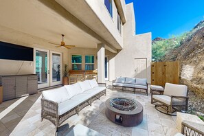 Terrace/patio - Luxurious Mountainside home w/ expansive views, rooftop patio, balcony (Phoenix)