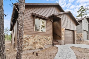 Exterior - Luxury home with patio, fireplace, BBQ grill, golf nearby (Show Low)