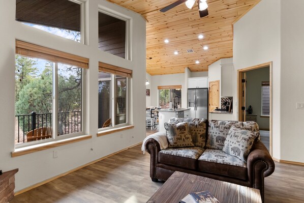 Smart TV, fireplace - Luxury home with patio, fireplace, BBQ grill, golf nearby (Show Low)