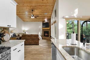 Fridge, microwave, oven, stovetop - Luxury home with patio, fireplace, BBQ grill, golf nearby (Show Low)