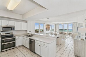 Fridge, microwave, oven, stovetop - Pier Bliss: 3bed/3bath on the Gulf! Includes Beach Service! (Navarre)