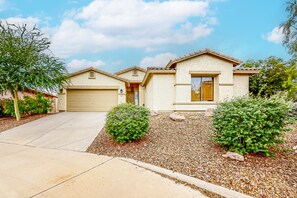 Exterior - Dreamy desert gem with private pool, firepit, grill, lanai & AC (Goodyear)