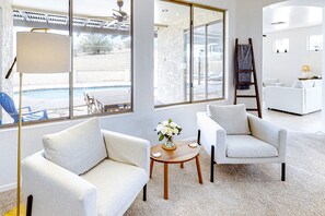 Smart TV, fireplace, DVD player, books - Dreamy desert gem with private pool, firepit, grill, lanai & AC (Goodyear)