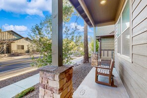 Terrace/patio - Amicable house with fireplace, washer/dryer, full kitchen, gas grill, & patio (Flagstaff)