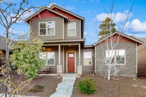 Exterior - Amicable house with fireplace, washer/dryer, full kitchen, gas grill, & patio (Flagstaff)