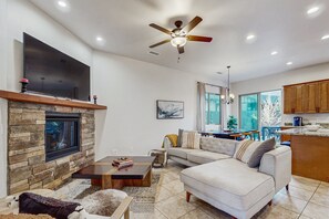 Smart TV, fireplace - Amicable house with fireplace, washer/dryer, full kitchen, gas grill, & patio (Flagstaff)