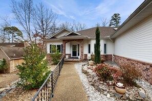 Exterior - Charming Golf-front retreat with open living, covered porch & deck (Hot Springs Village)
