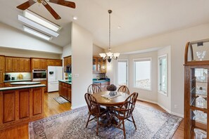 Dining - Charming Golf-front retreat with open living, covered porch & deck (Hot Springs Village)