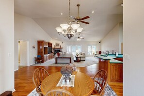 Interior - Charming Golf-front retreat with open living, covered porch & deck (Hot Springs Village)