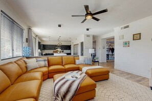 Smart TV - A Comfortable Mesa Escape with a Private Pool, Game Room, and Access to Shops (Mesa)