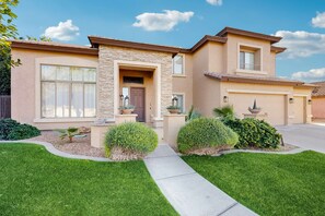 Exterior - A Comfortable Mesa Escape with a Private Pool, Game Room, and Access to Shops (Mesa)
