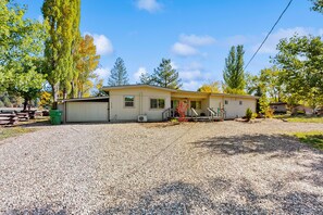 Exterior - Spacious home with large deck, bbq grill, right on the 9th fairway (Munds Park)