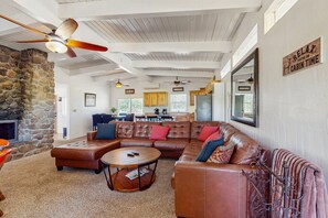 Smart TV, fireplace - Spacious home with large deck, bbq grill, right on the 9th fairway (Munds Park)