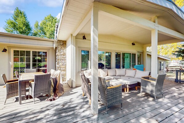 Outdoor dining - Spacious home with large deck, bbq grill, right on the 9th fairway (Munds Park)