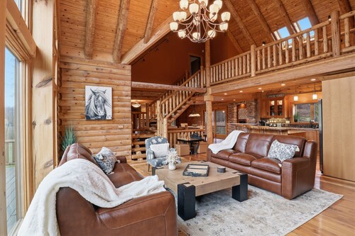 Bristol Mountain Chalet, picturesque slope view. Ski, hike, eat near wineries!