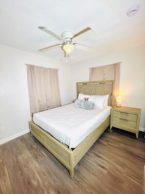 Tabla de planchar con plancha, wifi y ropa de cama 