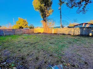 Property grounds - 3 BR Home, Minutes to AirPort, Spacious Yard (Orlando)