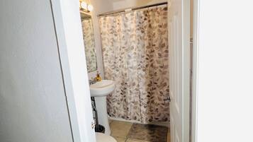 Sèche-cheveux, serviettes fournies, savon, papier toilette