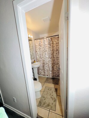 ヘアドライヤー、タオル、石鹸、トイレットペーパー