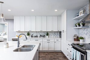Fridge, microwave, oven, stovetop - Old Town Scottsdale Fun — Walk, Dine, Explore & Unwind at Your Pace (Scottsdale)