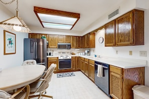 Fridge, microwave, oven, stovetop - Your Perfect Family Getaway in the Heart of Mesa—Relax, Play, and Explore! (Mesa)
