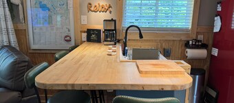Rocky Top Cabin Higgins Lake, cozy hillside retreat walking distance to the lake