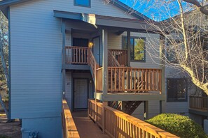 Exterior - Cozy condo with fireplace, washer/dryer, & WiFi - near town and Flagstaff trails (Flagstaff)