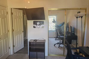 Business centre - Cozy condo with fireplace, washer/dryer, & WiFi - near town and Flagstaff trails (Flagstaff)