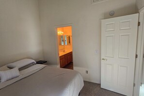 2 bedrooms, desk, iron/ironing board, free WiFi - Cozy condo with fireplace, washer/dryer, & WiFi - near town and Flagstaff trails (Flagstaff)