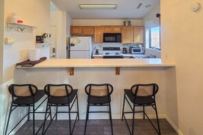 Fridge, microwave, oven, stovetop - Cozy condo with fireplace, washer/dryer, & WiFi - near town and Flagstaff trails (Flagstaff)