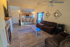 Smart TV, fireplace - Cozy condo with fireplace, washer/dryer, & WiFi - near town and Flagstaff trails (Flagstaff)