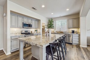 Fridge, microwave, oven, stovetop - Stunning Terra Lago Home w/Pvt. Grill, Pool & Spa+Next to Terra Lago Golf Course (Indio)