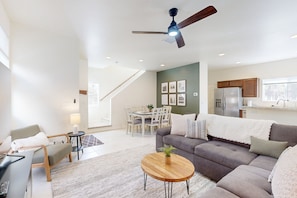 Smart TV - 🏡, Bright dog-friendly condo with a generous balcony - near skiing & golf (Flagstaff)