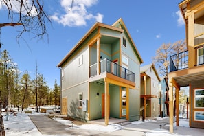 Exterior - 🏡, Bright dog-friendly condo with a generous balcony - near skiing & golf (Flagstaff)