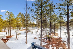 Property grounds - 🏡, Bright dog-friendly condo with a generous balcony - near skiing & golf (Flagstaff)