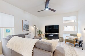 Smart TV - 🏡, Bright dog-friendly condo with a generous balcony - near skiing & golf (Flagstaff)