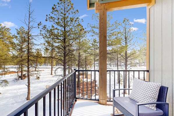 Property grounds - 🏡, Bright dog-friendly condo with a generous balcony - near skiing & golf (Flagstaff)