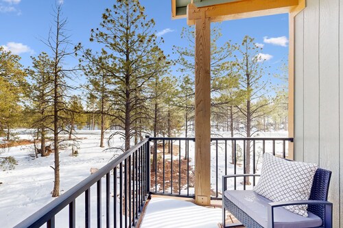 🏡, Bright dog-friendly condo with a generous balcony - near skiing & golf