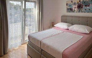 6 bedrooms, travel cot, free WiFi - Beach front home in Zastrazisce (Zastrazisce)